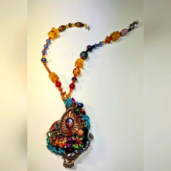 Wendy Gell necklace, Paisley with Swarovski jewels and vintage brooch, beaded . - Picture 4 of 4